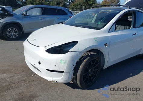 2022 Tesla Model Y Long Range Dual Motor All-Wheel Drive z USA, uszkodzony, nr VIN 7SAYGAEE1NF336521